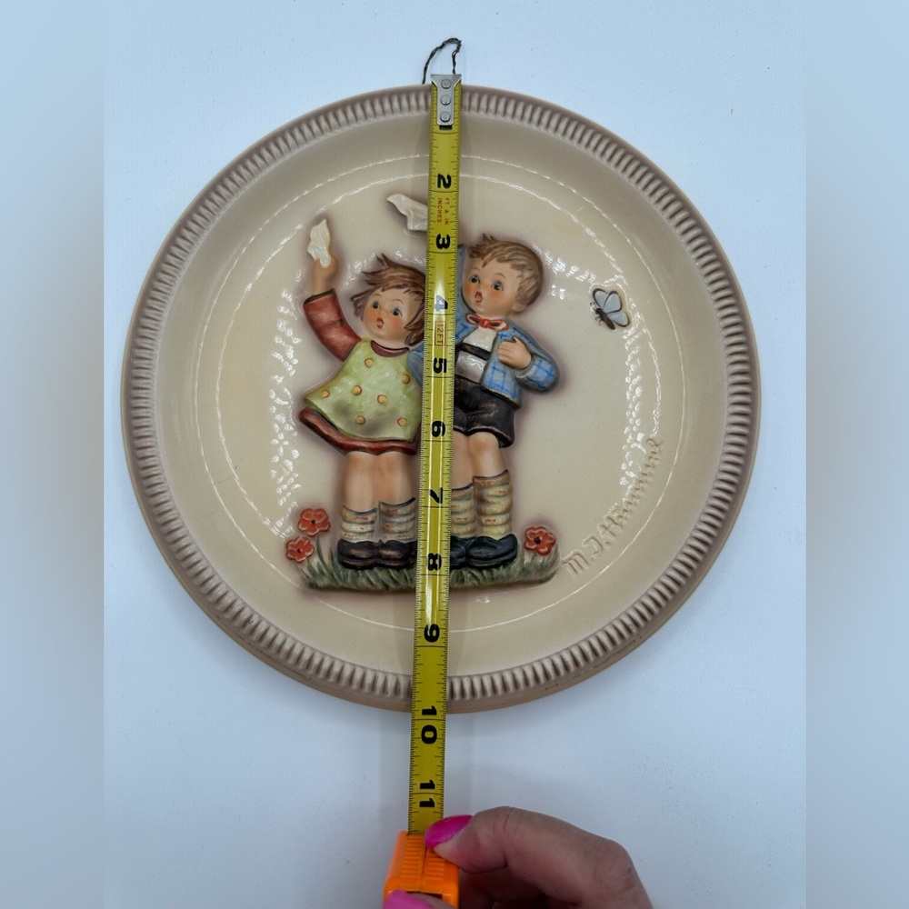 M.I. HUMMEL, ANNIVERSARY 10" PLATE, "AUF WIEDERSEHEN"  DATED 1985 - Picture 6 of 7